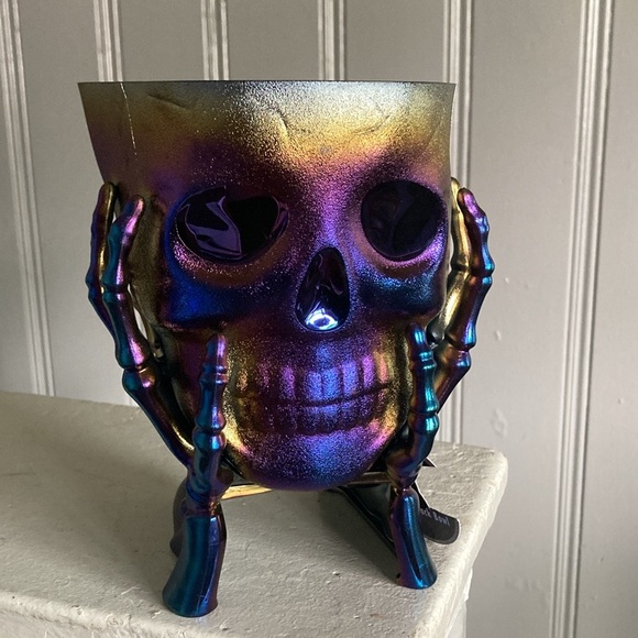 NWT Purple Blue Iridescent Oil Slick Skull 💀 in Hands Snack or Candy Bowl Decor - Picture 14 of 17